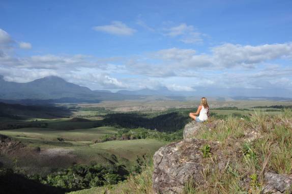 Em um mirante, admirando diversos tepuis, incluindo o Monte Roraima, na Gran Sabana, na Venezuela